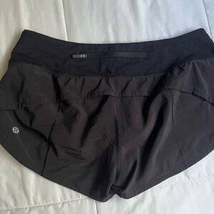 Black Lululemon shorts ! In like brand new condition. Super cute black shorts!🖤